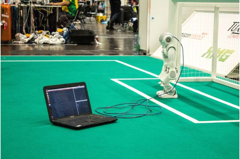 A Q-learning algorithm to generate shots for walking robots in soccer simulations