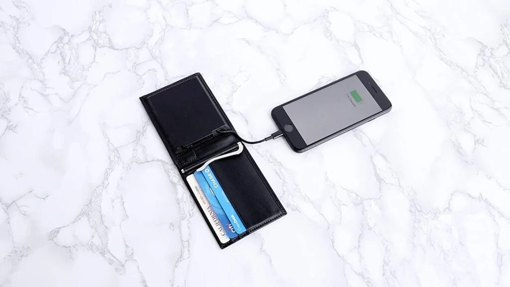 Lucca Bozzi Solar Wallet | USB Charge Capabilities (Micro-USB) | Review