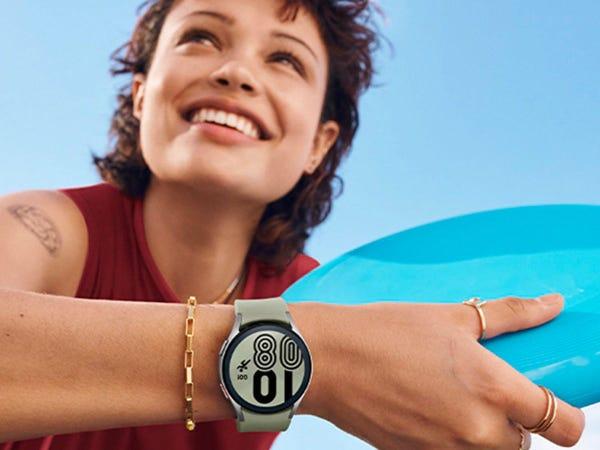 Woman holding frisbee while wearing Samsung Galaxy Watch 4